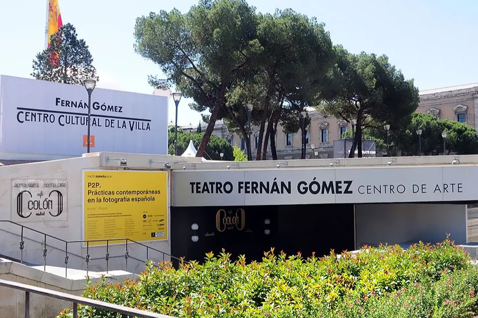 Cultural center with trees on the rooftop and a Spanish flag.