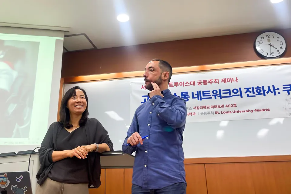 Soomin Seo (left) and Javier Sauras (right) speak in Matteo Hall on Aug. 22