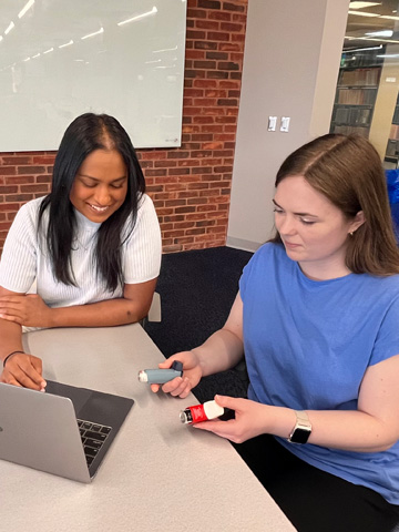 Krishny Karunanandaa (Med ’26), pictured left, and Hannah Wiseman (Med ’26), pictured right, evaluate inhaler options for their patients.